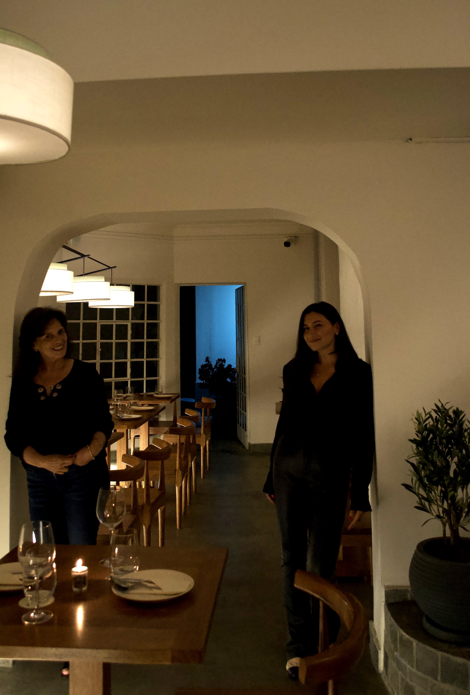 Úrsula Mohanna junto a su madre Úrsula Reves en el salón de EZZEM